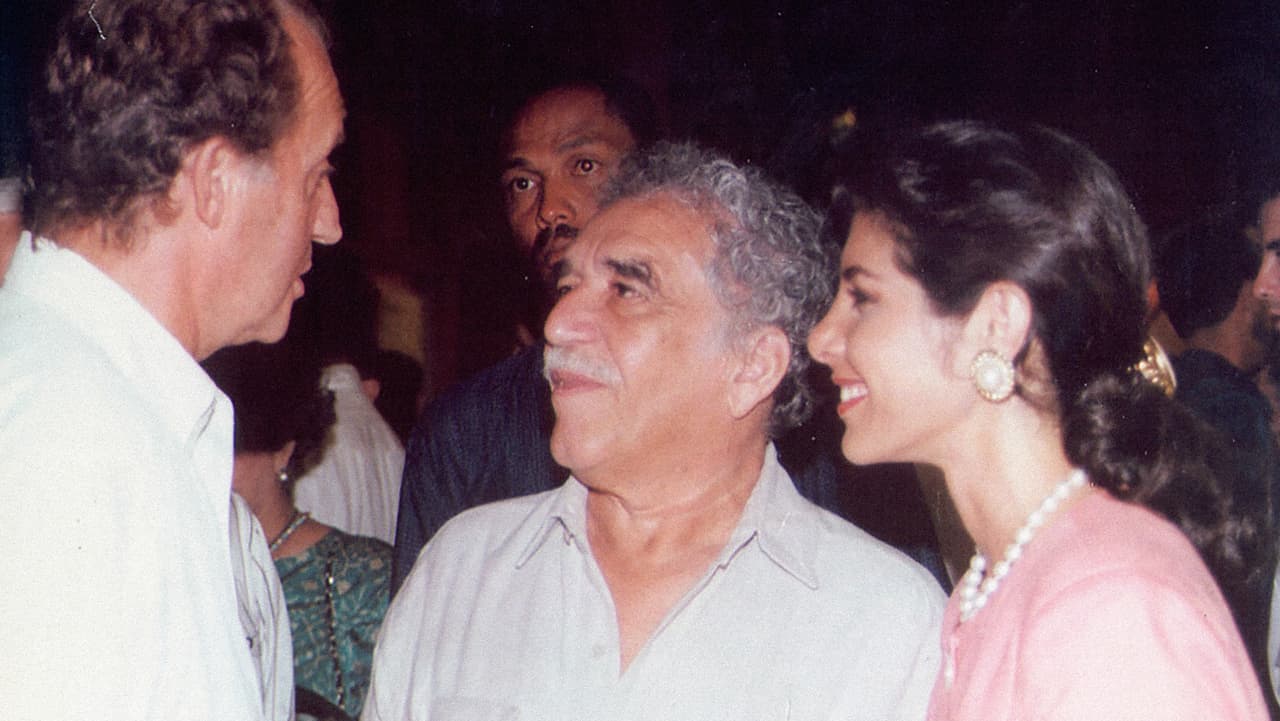 Patricia Janiot junto a Juan Carlos, rey de España, y el escritor colombiano y premio nobel de literatura Gabriel García Márquez durante la cumbre iberoamericana de 1994, en Cartagena, Colombia. Para Janiot, esta incorporación a Univisión es un regreso, pues antes de unirse a CNN condujo el noticiero vespertino de la estación local de Univision en Los Ángeles,
<a href="http://www.univision.com/los-angeles/kmex">Univision 34 (KMEX)</a>.