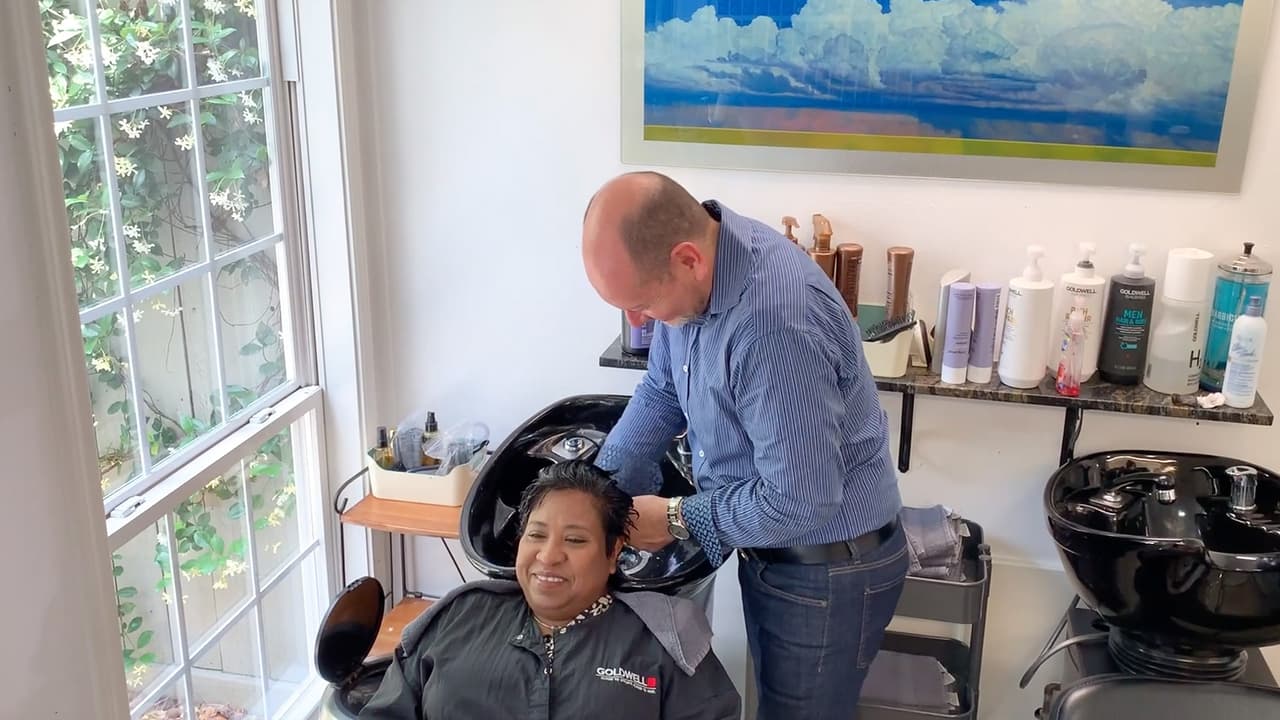 Evita quemaduras en el cuero cabelludo al aplicar productos químicos. Aquí te decimos como