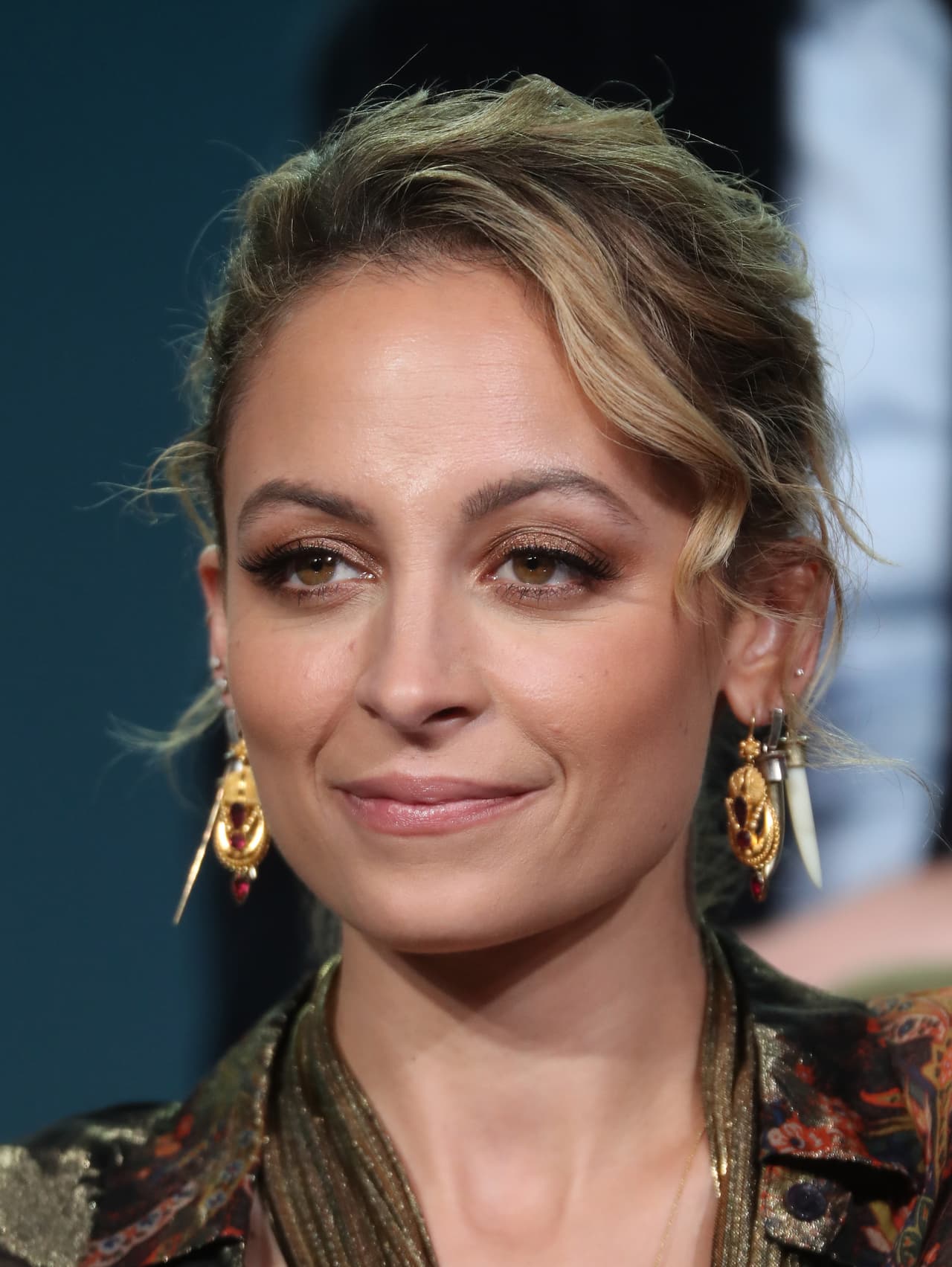 El pasado de Nicole Richie tiene que ver con la adopción, pues el cantante Lionel Richie fue quien se hizo cargo de esta celebridad cuando era muy pequeña.