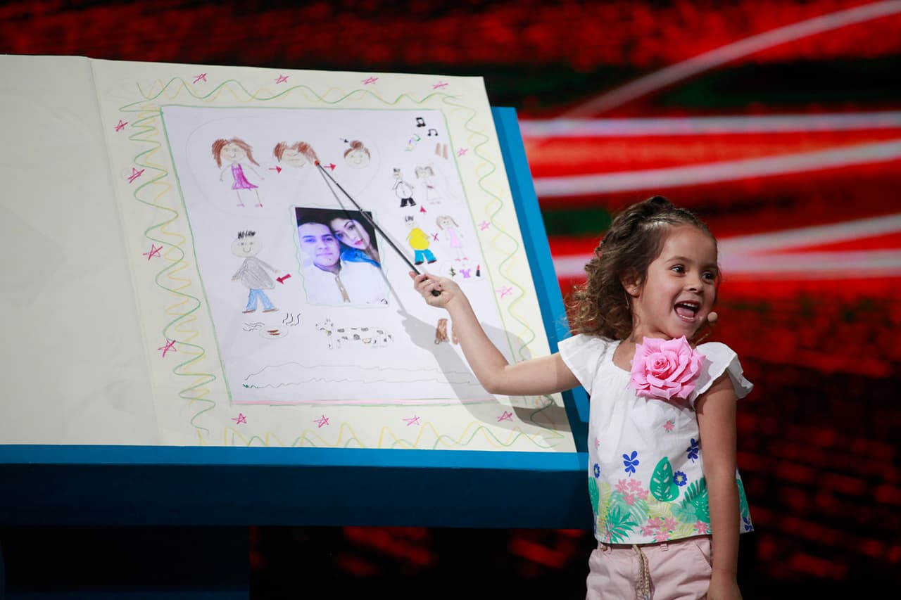 El show debía continuar. Danna fue la primera capitana en presentar 'El libro de mi vida', en el que habló de su familia.