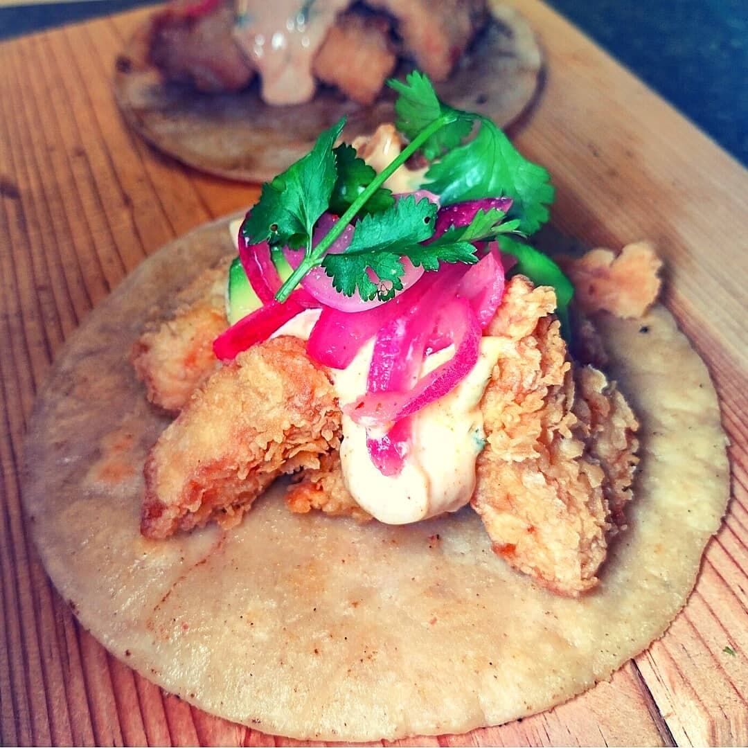 <b><a href="https://www.13tacosandtaps.com/">Número 7: 13 Tacos & Taps (10511 Shadowlawn Dr Raleigh, NC 27614)</a></b>. Según los propietarios, el restaurante “se especializa en los mejores Tacos Fusión en el área de Raleigh. Filete miñón, Chicken & Waffles, Shrimp & Grits, y los populares Birria Tacos son solo algunos de nuestros platillos de fusión”.