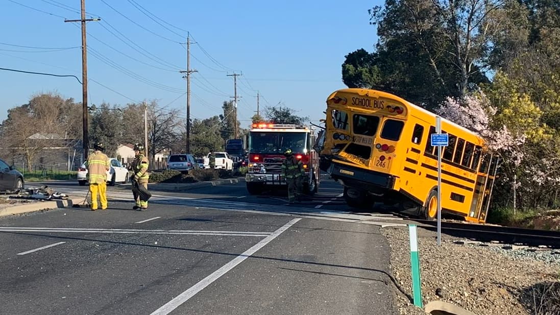 Un camión del Distrito Escolar de Elk Grove chocó contra una camioneta de combustible cerca de las calles Bradshaw y Rogers un poco antes de las 8:30 am del 11 de febrero.