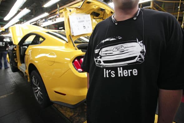 Ford inició la producción de la nueva generación del Mustang en la planta de Flat Rock, en el Estado de Michigan, Estados Unidos, este vehículo se comercializará en 120 países. Ford indicó que el inicio de la fabricación de la sexta generación de este vehículo representa un hito para la compañía y explicó que este auto se producirá también con volante a la derecha, lo que permitirá su venta en 25 mercados adicionales. En cuanto a precios, el Mustang 2015 se comercializará desde los $24,425 y hasta los $42,425 con tres diferentes motorizaciones. La versión base utilizará el V6 de 304 caballos de fuerza, pasando por el EcoBoost de cuatro cilindros con 314 para tener como tope de gama al GT con el motor V8 de 5.0 litros con 441 caballos de fuerza.