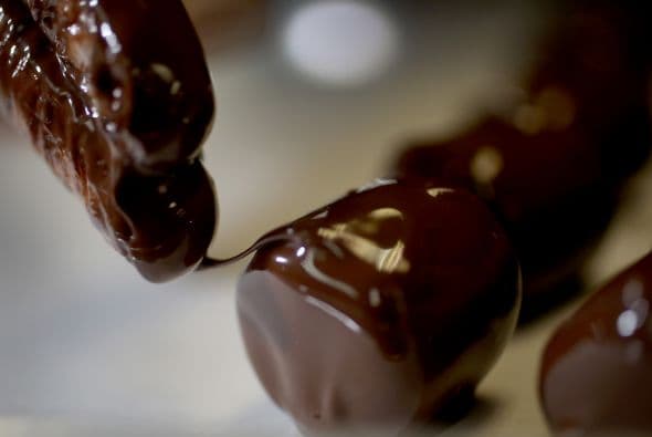 Si vas intercalando un pedazo de chocolate amargo y un sorbo de mezcal, los sabores de esta bebida se realzarán.