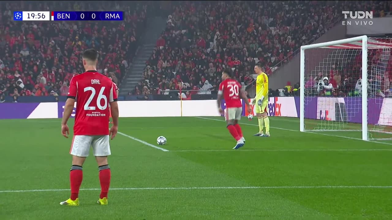 ¡TIRO ATAJADO! disparo por Gianluca Prestianni.