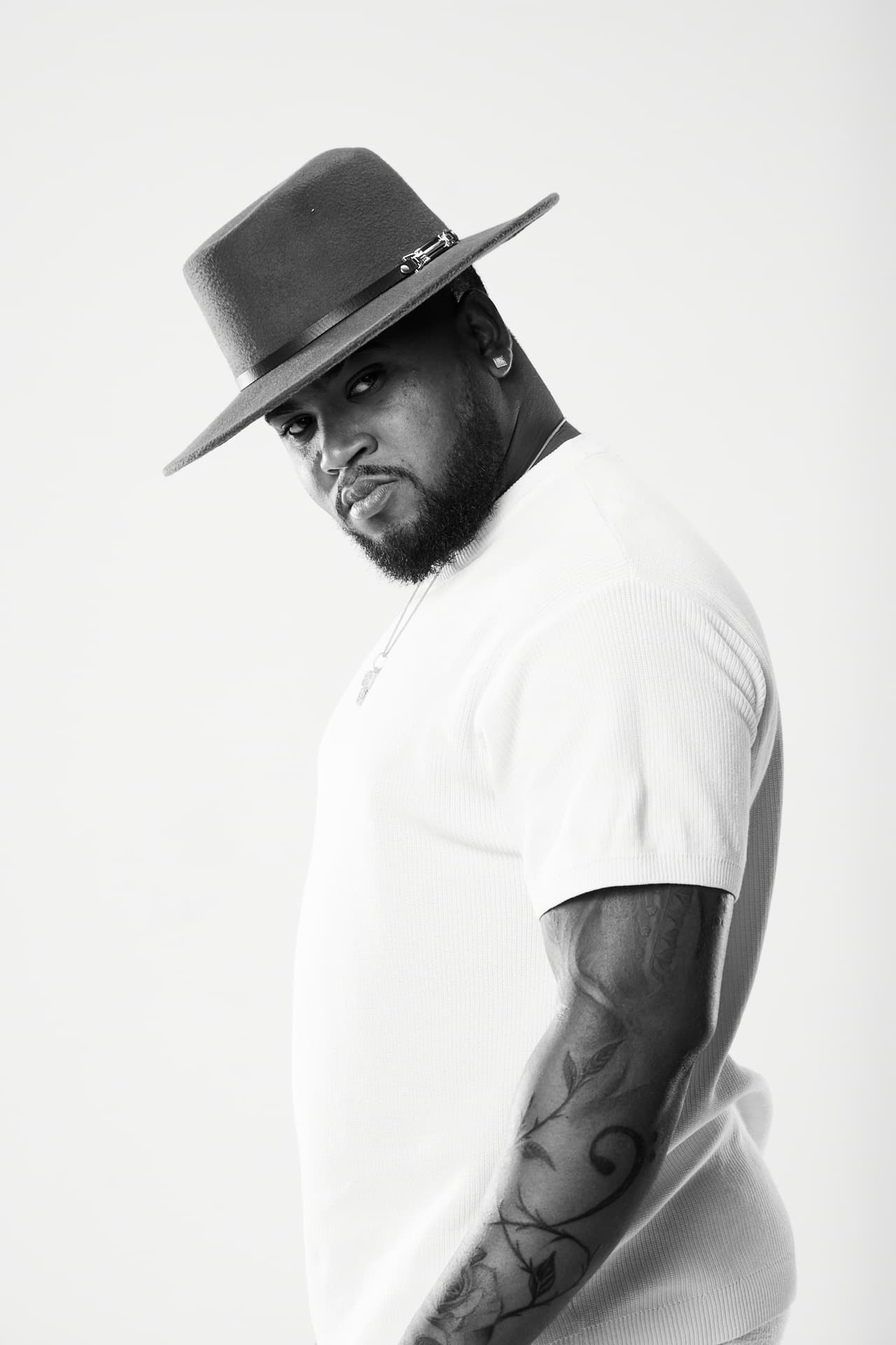 <h2 class="cms-H2-H2"><b>CHRIS LEBRON </b></h2>
<br>
<br>'Golden Boy', como también se le conoce a Lebrón, conquistó a más de uno con temas 'La Jaula Perfecta', 'Mesero' y 'Desde Mis Ojos', ahora busca coronarse en la categoría 
<b>La Nueva Generación Masculina.</b>