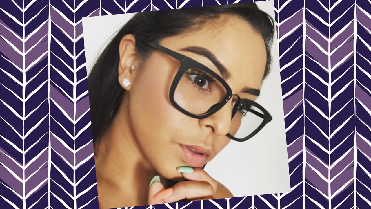 Vivian pudiera ser fácilmente la doble de nuestra Becky G. Ambas cantan, bailan y adoran las cámaras. A Becky la vimos de jueza invitada en Pequeños Gigantes USA y Vivian tampoco es ajena a los shows de Univision pues participó en 2016 en Va Por Ti. ¿En qué se parecen y en qué no?