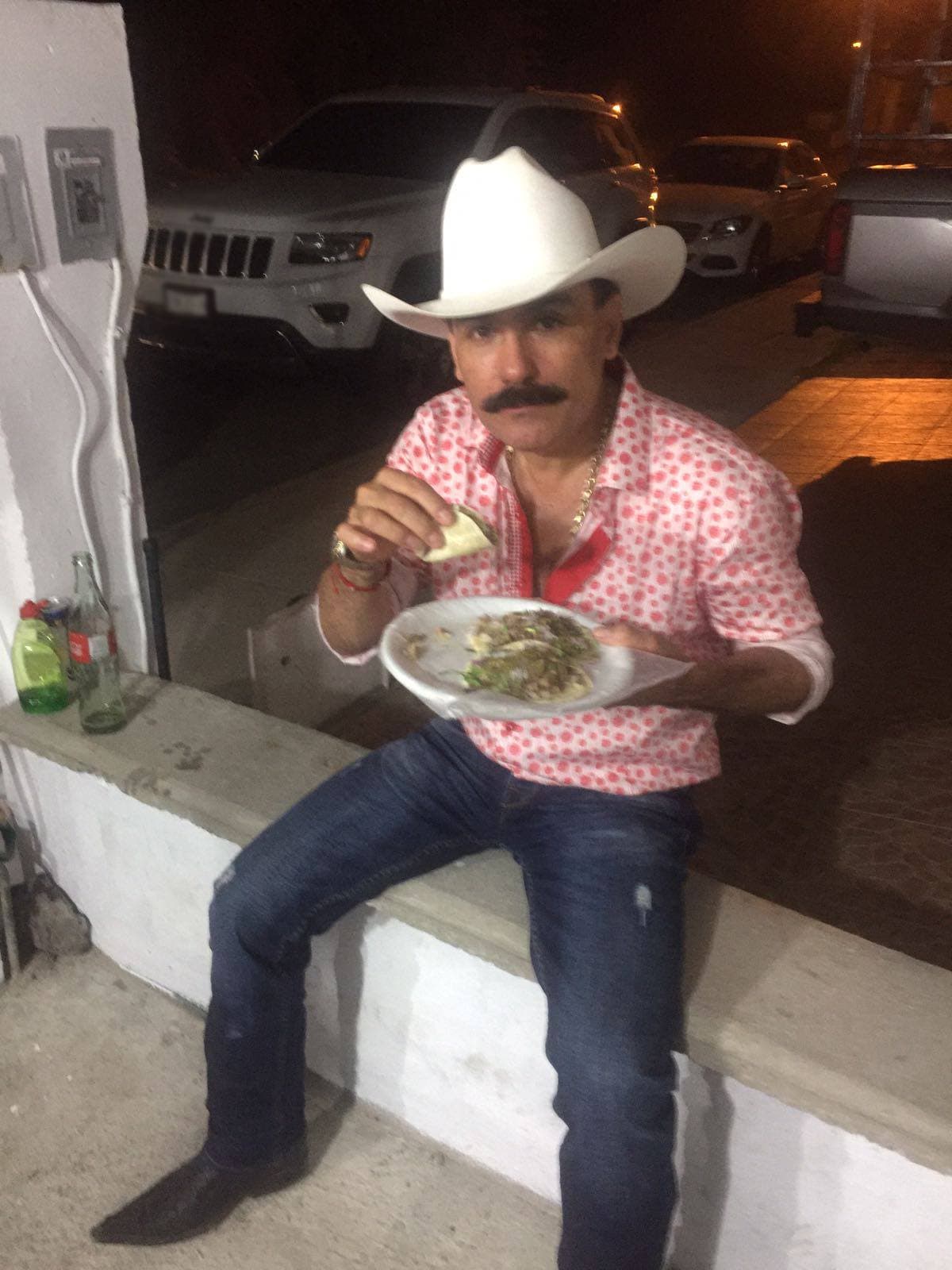 En toda la campaña política 'El Chapo de Sinaloa' se mostraba humilde, mantuvo el sombrero y bigote que tanto lo caracteriza.