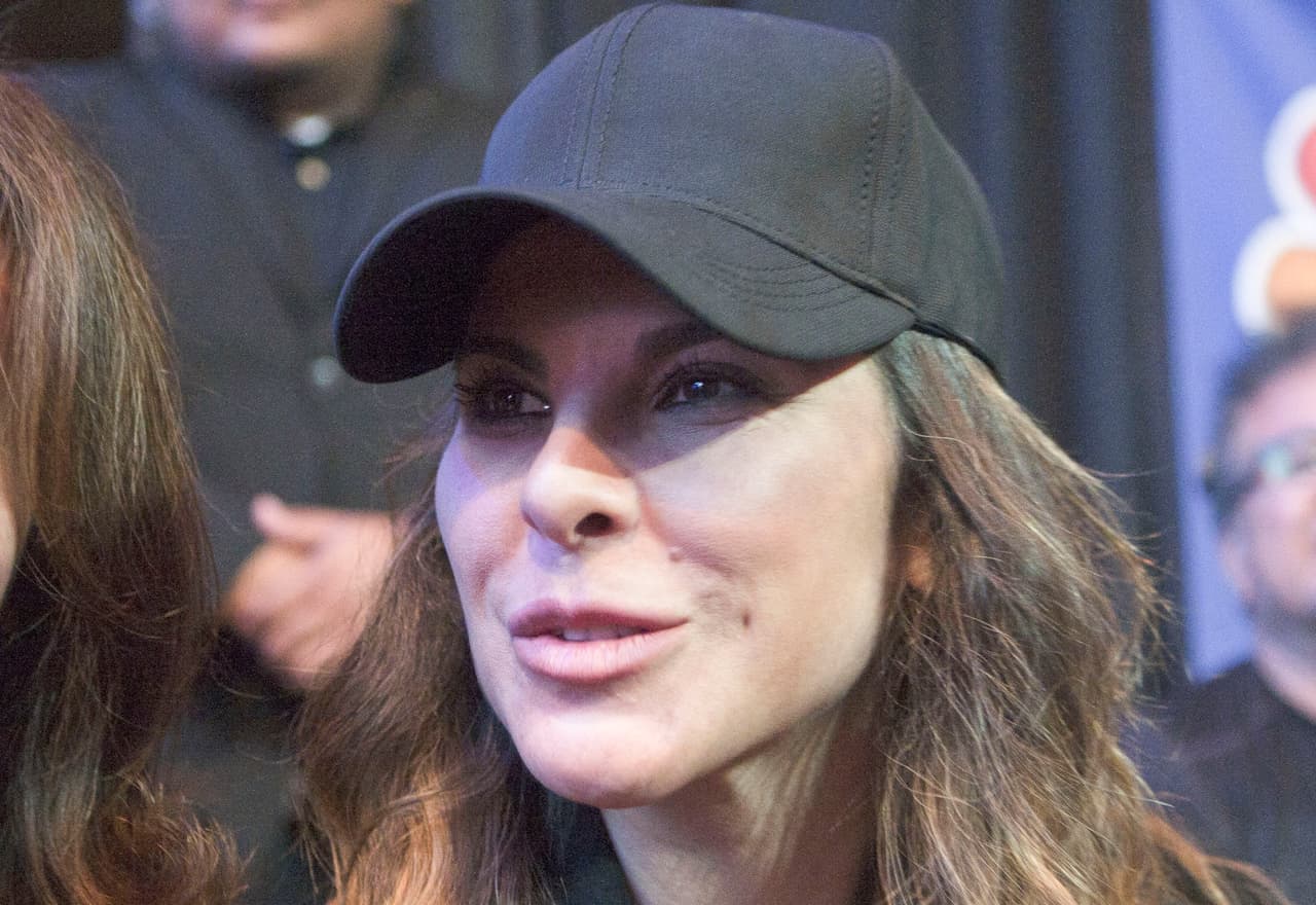 Las cámaras la encontraron disfrutando de una pelea de Combate Americas, primer franquicia de Artes Marciales Mixtas Hispanas.