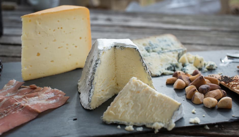 La quesería Stefanie Angstadt no acababa de iniciar un negocio de fabricación de queso cuando transformó la antigua sala de ordeño de la histórica granja Covered Bridge Farm, en el condado de Berks, para producir quesos de inspiración francesa y holandesa. Se conectó con otros pequeños agricultores con mentalidad sostenible en el valle de Oley para crear un negocio justo afuera de la puerta de la lechería. Además venden panes artesanales de leña. 📍
<a href="https://www.google.com/maps/place/92+Covered+Bridge+Rd,+Oley,+PA+19547/@40.380223,-75.743141,17z/data=!3m1!4b1!4m5!3m4!1s0x89c67f93bd0b9905:0x188b7b19da5c240c!8m2!3d40.380223!4d-75.740947" target="_blank">92 Covered Bridge Rd., Oley</a>