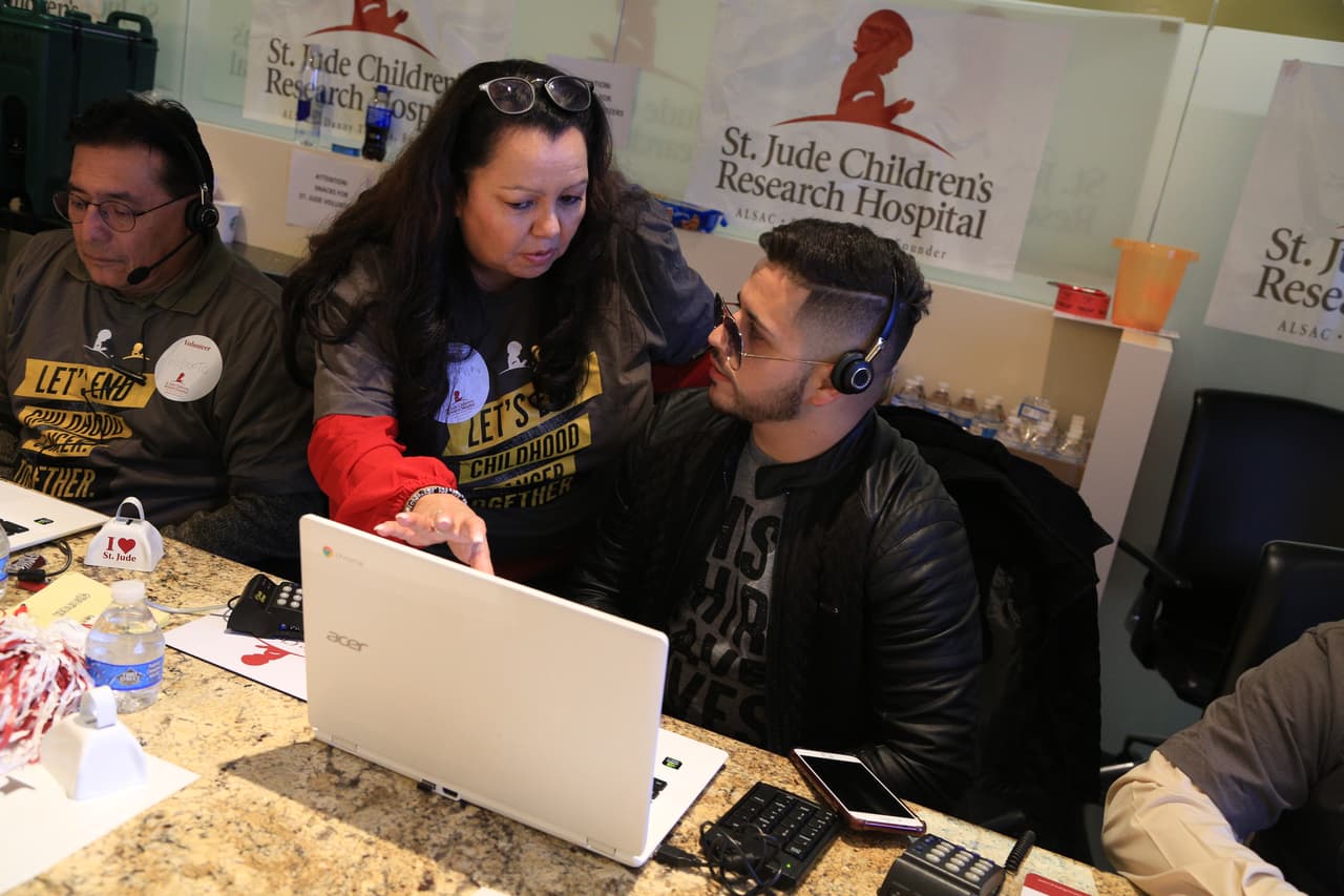 Un poco más tarde también se unió 
<b>Jesus Mendoza</b> al 
<b>Radiotón de St. Jude</b>.
<br>
<br>
<b>DONA AQUÍ: <a href="http://bit.ly/UnidosConStJude" target="_blank">bit.ly/UnidosConStJude</a></b>