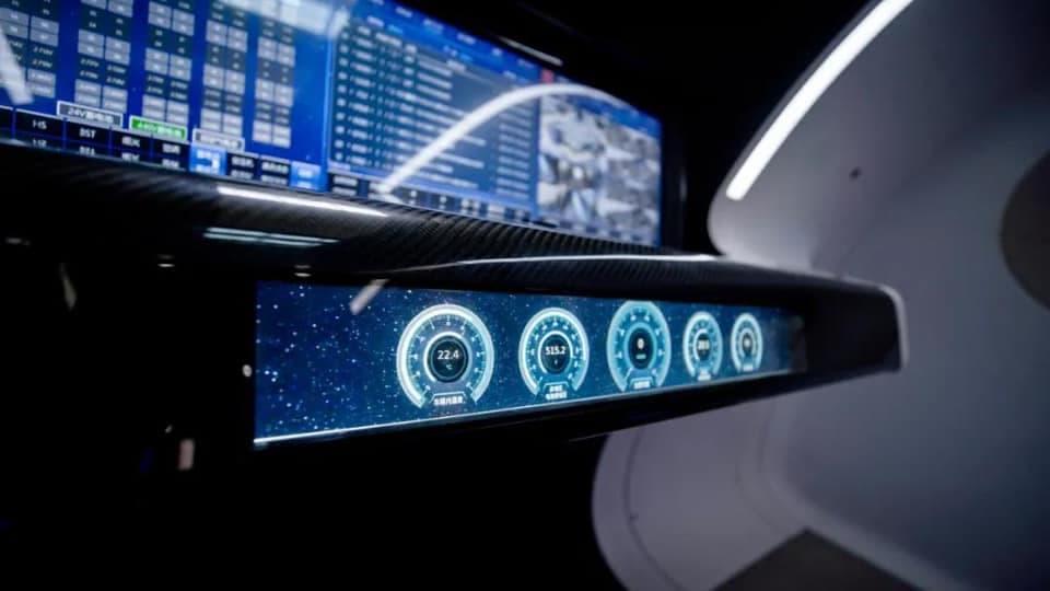 Según las previsiones de los responsables del nuevo maglev, que salió este martes de la fábrica de Qingdao, los vagones estarán equipados 
<b>con cobertura de internet wifi 5G</b> y dispondrán de un sistema para que los pasajeros 
<b>puedan cargar sus teléfonos móviles sin cables.</b>