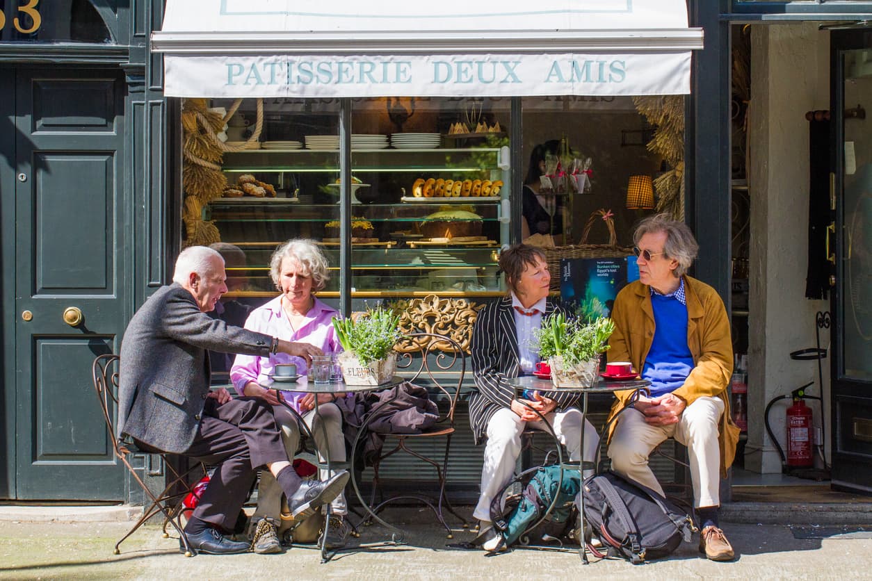 Las ciudades avanzan a adaptarse a los adultos mayores, pero de manera desigual