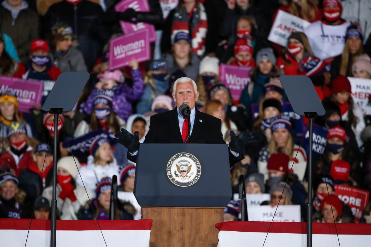 El vicepresidente de Estados Unidos, Mike Pence, habla durante el quinto mitin del día y el último de la campaña electoral en Grand Rapids, Michigan, en la víspera de las elecciones. Pence aseguró que la administración de Trump, en dado caso de resultar ganador,
<a href="https://twitter.com/QuickTake/status/1323478843106172928?s=20" target="_blank">no desfinanciarán a la policía "ni ahora, ni nunca".</a>
<b>Además, dejó claro que mantendrán la "ley y el orden para todos los estadounidenses de todas las razas, credos y colores".</b>