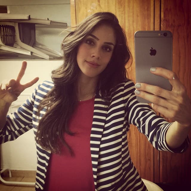 "Pero también (me gusta) la época otoñal, de las botas largas, terciopelo y esos colores como más otoñales me gustan mucho. Creo que son mis dos épocas favoritas", comentó.