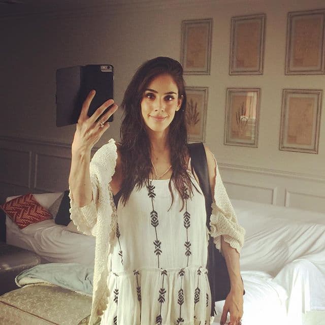 Aun así, su delgada figura le pasa la factura tras las arduas jornadas de trabajo, ya sea en el set de TV o en sesiones fotográficas.