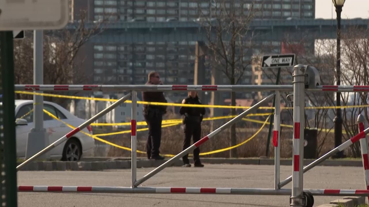 <b>La mujer estaba flotando en las aguas de Little Bay</b>, cerca del fuerte militar de Fort Totten, en el Cross Issland Boulevard.
<br>