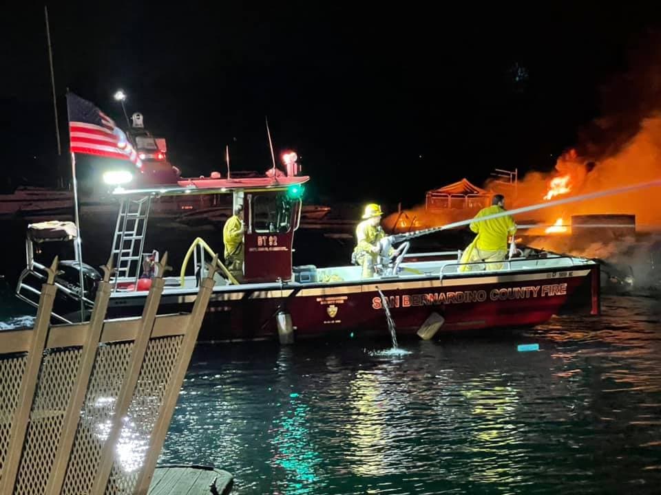 A la llegada de los bomberos encontraron varios botes envueltos en llamas y el muelle se vio inmediatamente amenazado.