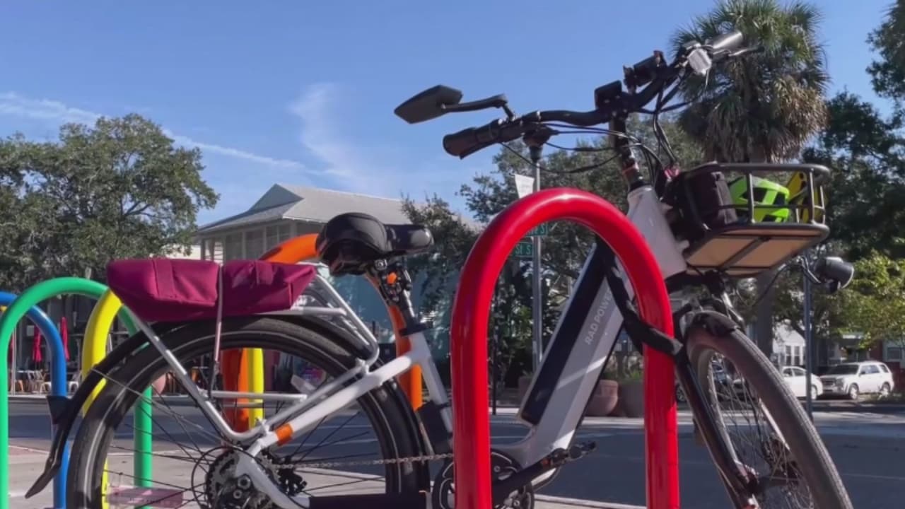 Racks arcoíris en St. Pete buscan mantener vivo el espíritu de los murales Pride retirados