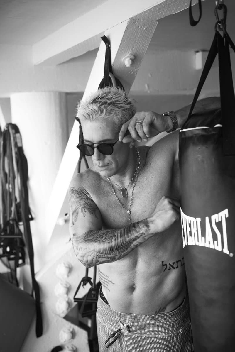 "Yo soy quien soy, hago lo que hago y nunca voy a cambiar. No me importa si te gusta o no", escribió en su cuenta de Twitter al sentirse atacado por los que aseguran está muy grande para pintarse el cabello de esa manera.