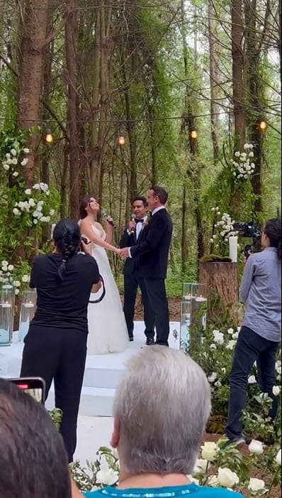 Para Banda, su boda fue
<b>"una mezcla de glamour con un bosque"</b>: "Las flores fueron de colores vivos y brillantes, eso describe la relación de nosotros con mucha luz y mucho color".
<br>