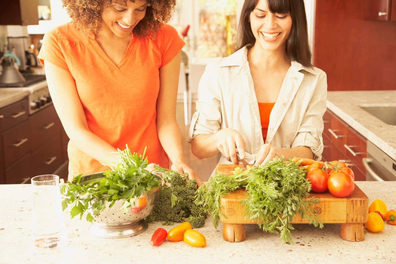 Si quieres llevar una dieta mucho más sana, te damos algunos consejos para reducir el número de calorías de tus platillos.