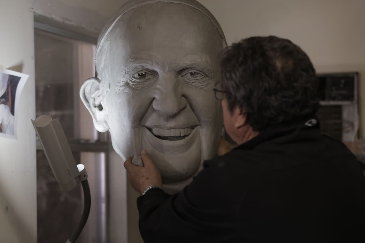 El artista Pedro Francisco Rodríguez trabaja en una escultura en Ciudad Juárez, México.