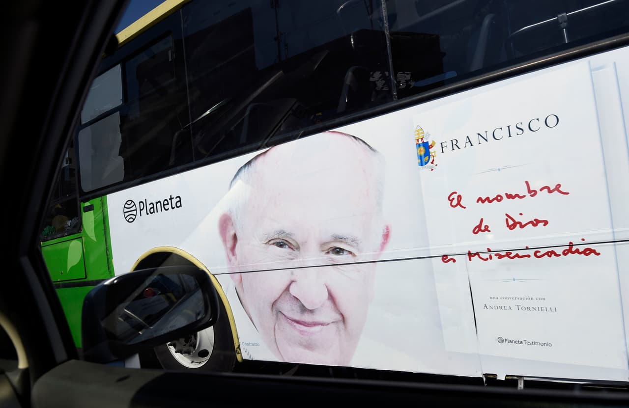 Un bus promueve la visita del papa Francisco.