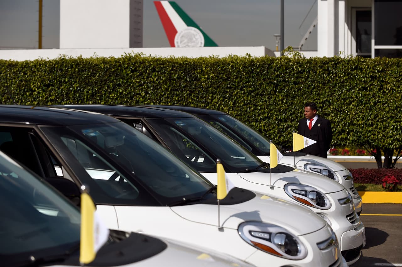 Algunos de los vehículos en los que se va a transportar el papa Francisco.