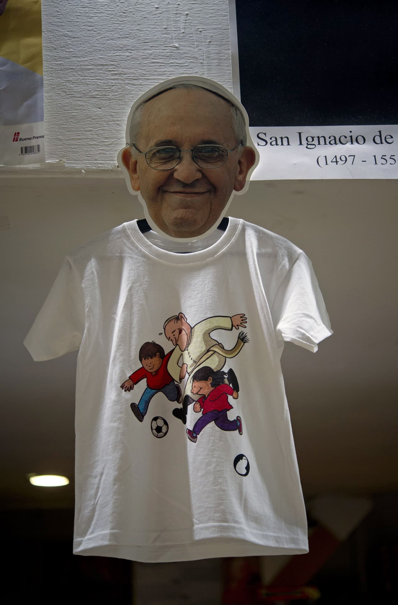 Máscaras impresas de Francisco en una tienda en la Ciudad de México.
