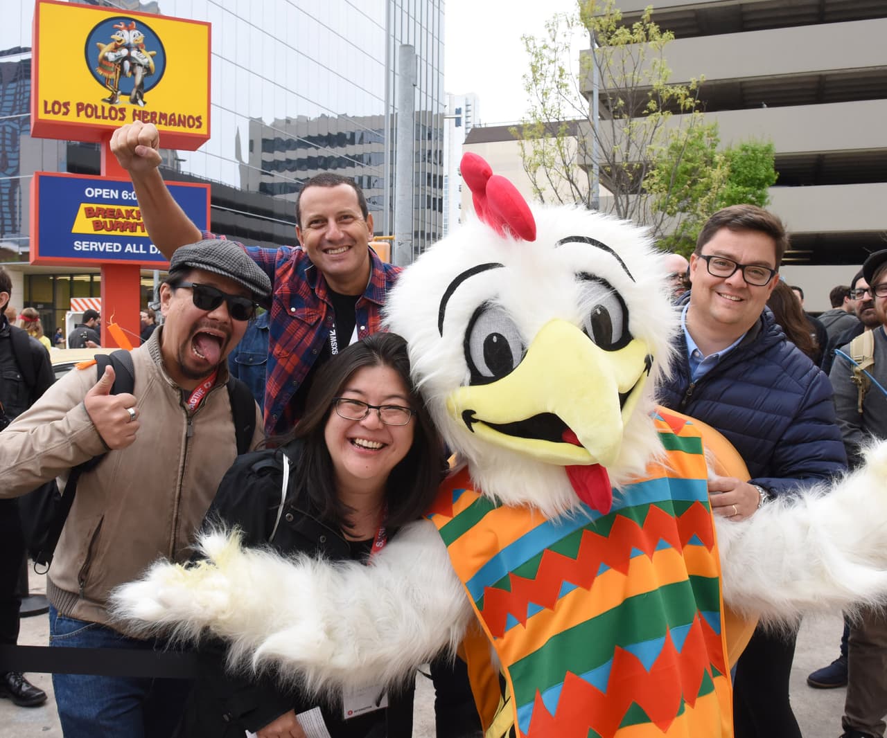 Los Pollos Hermanos abrió en Austin, Texas durante South By South West. Los actores de Better Call Saul Bob Odenkirk (Saul Goodman) y Giancarlo Esposito (Gus Fring) dieron autógrafos en el restaurante.