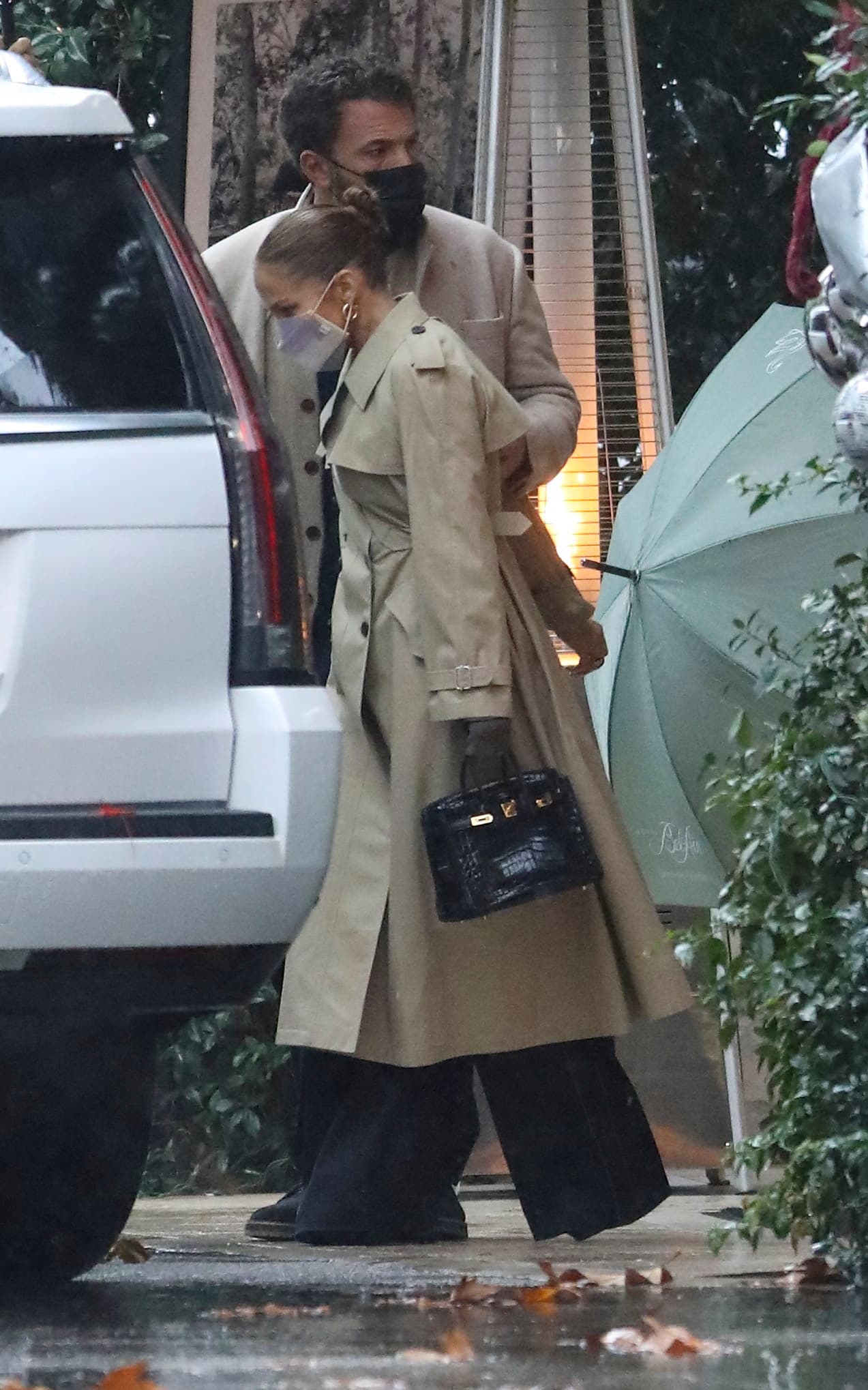 Incluso llevaba un guante en una de sus manos, justo con la que sostenía su bolso Birkin negro con estampado de cocodrilo Hermès.
<br>