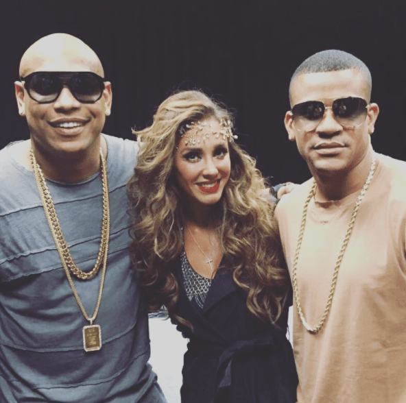 La ex integrante de RBD no se queda atrás al mostrar a los famosos que ella admira. Y así es como Anahí posó junto al dúo Gente de Zona durante Premios Juventud en 2016.