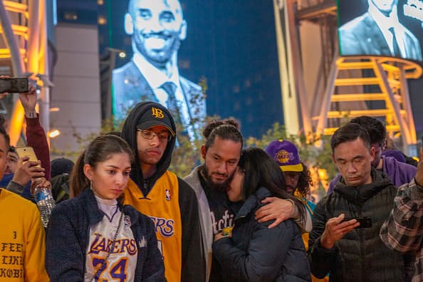 En
<a href="https://www.univision.com/local/los-angeles-kmex/">Los Ángeles</a> los colores violeta y dorado fueron el uniforme que identificaba a la múltitud que buscaba respuestas y confirmaciones que no llegaron.