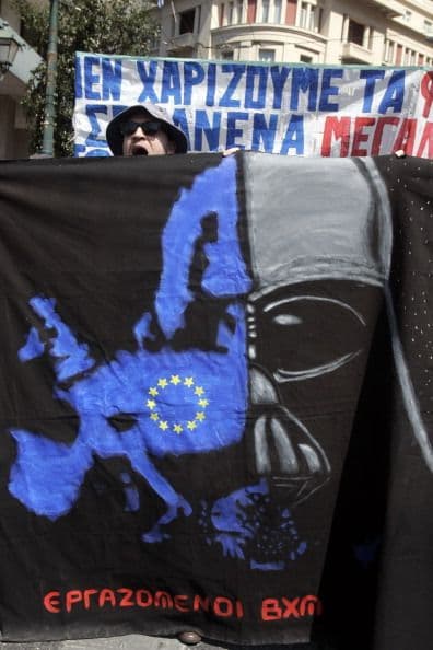Y Grecia también aprovechó el Día de Star Wars para protestar, aquí una marcha realizada en Atenas.