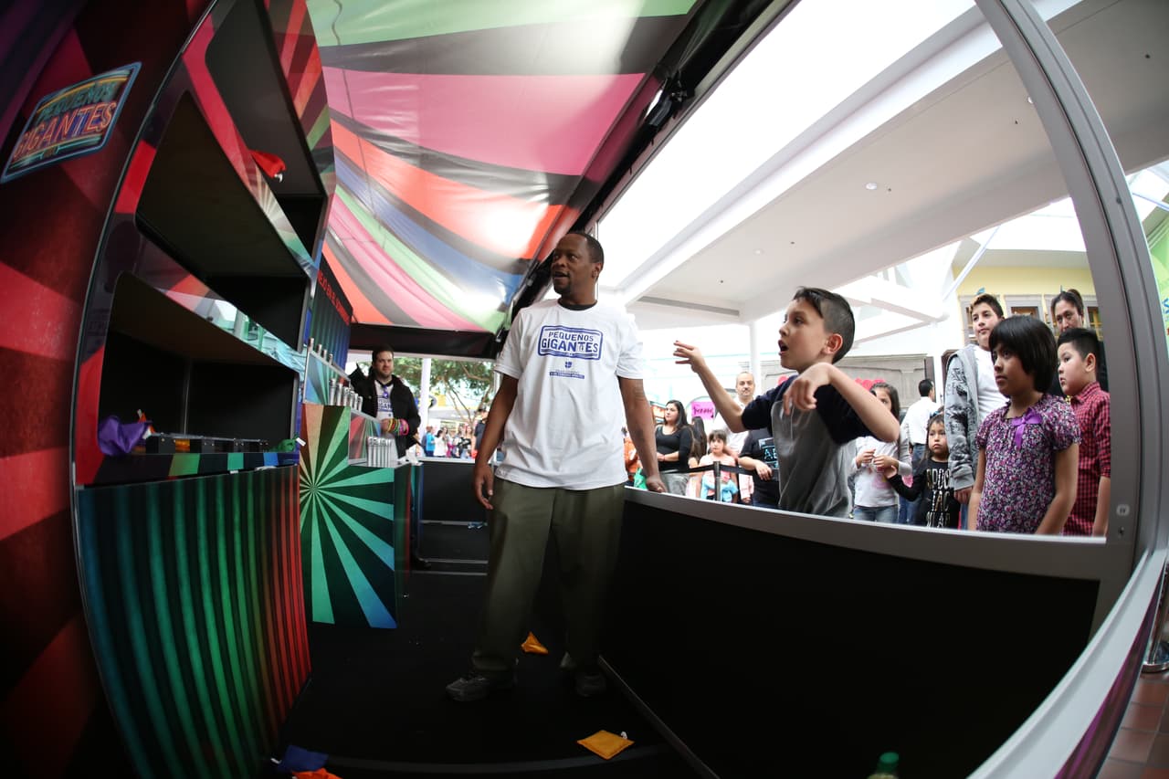 Los niños probaron su destreza en este juego de feria.