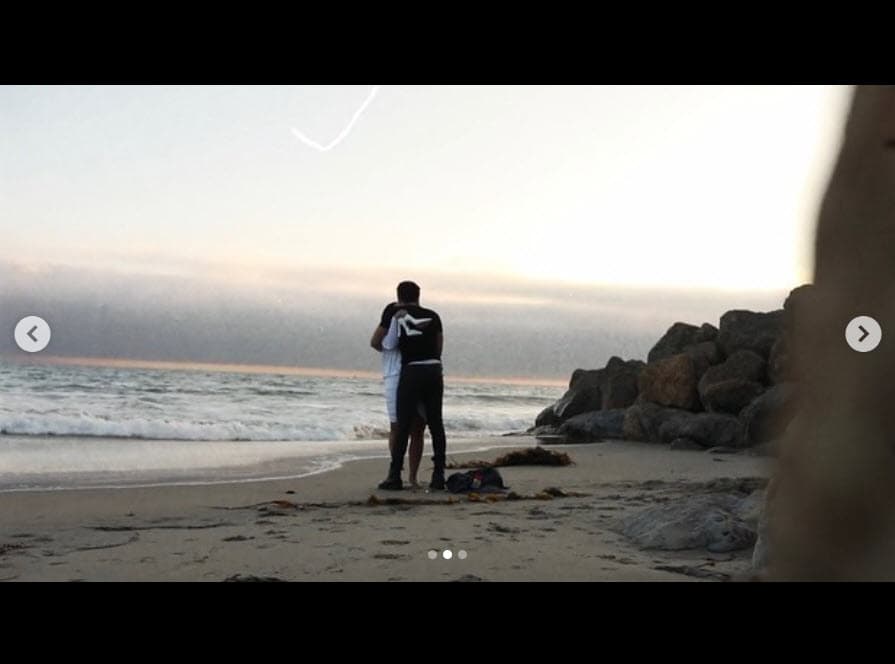 "Hoy oficialmente
<b> <a href="https://www.univision.com/famosos/asi-se-ve-demi-lovato-embarazada-la-imagen-que-confundio-a-fans-y-famosos-fotos" target="_blank">voy a ser la compañera de otra persona</a></b>. Sabía que te amaba en el momento en que te conocí. Fue algo que no puedo describir a nadie que no lo haya experimentado de primera mano, pero por suerte tú también lo hiciste", escribió Lovato. 
<br>