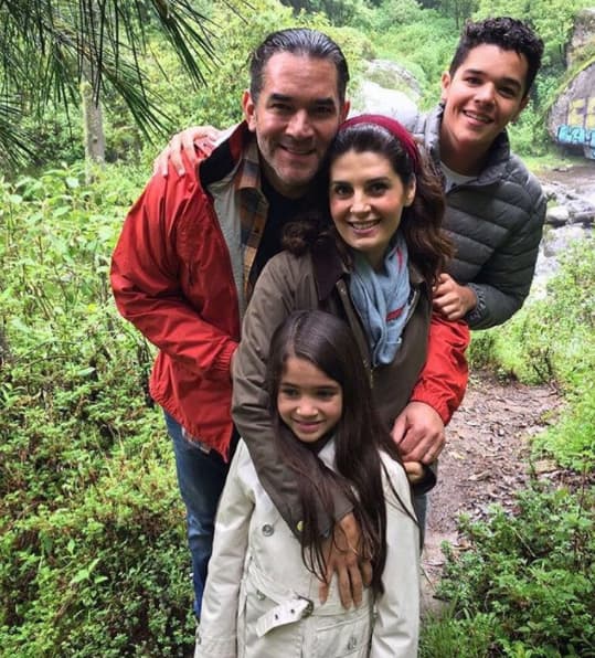 La hija más pequeña del matrimonio ya se ha sometido a operaciones quirúrgicas y tendrá que realizarse otras conforme crezca para compensar la diferencia entre sus piernas. Sus papás están pendientes de ella todo el tiempo para ayudarla en sus tratamientos médicos.