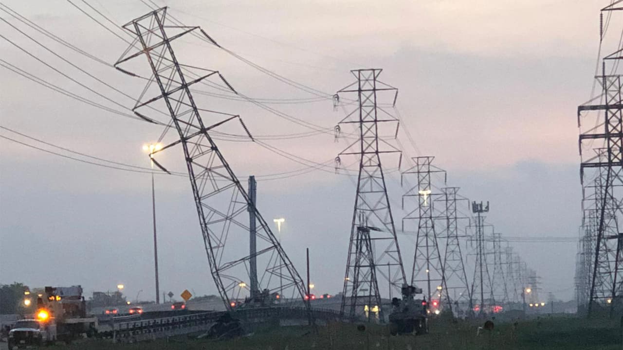 Un vehículo choca contra una torre de energía eléctrica y deja a un niño de 9 años herido