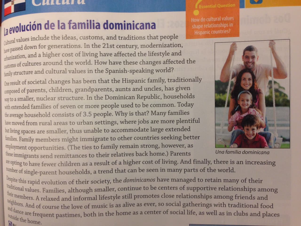 El curso de español habla de "evolución" de la familia dominicana en vez de cambio, cuando se refiere a que los dominicanos cada vez tienen menos hijos. El término evolución tiene una connotación positiva, de lo que se deduce que, a juicio del autor, tener una familia numerosa es algo negativo.
<br>