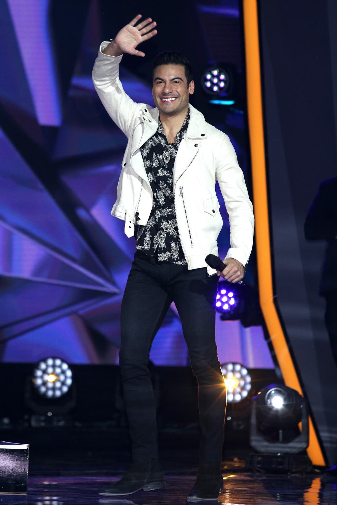 El éxito profesional del mexicano Carlos Rivera es directamente proporcional al que tiene con quienes corean sus cancioness y lo siguen en redes sociales.