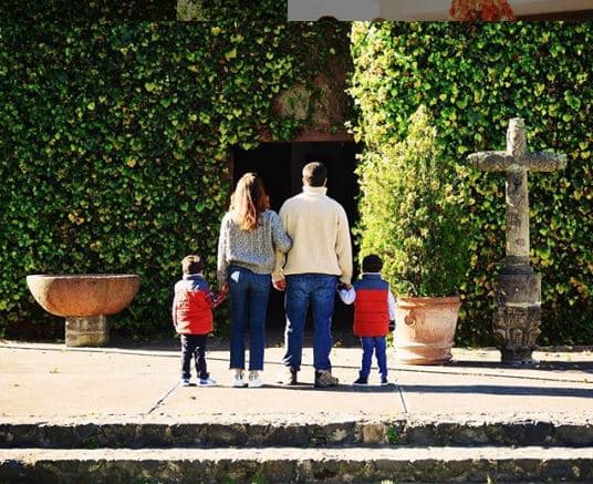 Recordemos que el 30 de diciembre pasado, Biby Gaytán publicó esta imagen con el mensaje: "Bodas de plata. 
<b><a href="https://www.univision.com/entretenimiento/celebridades/con-seis-meses-de-anticipacion-biby-gaytan-y-eduardo-capetillo-preparan-sus-bodas-de-plata-fotos">Hace casi 25 años empezó todo</a></b> y, a menos de 6 meses, estoy muy emocionada con los preparativos. Gracias, Dios mío".