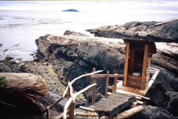 Outhouse, British Columbia, Canadá.