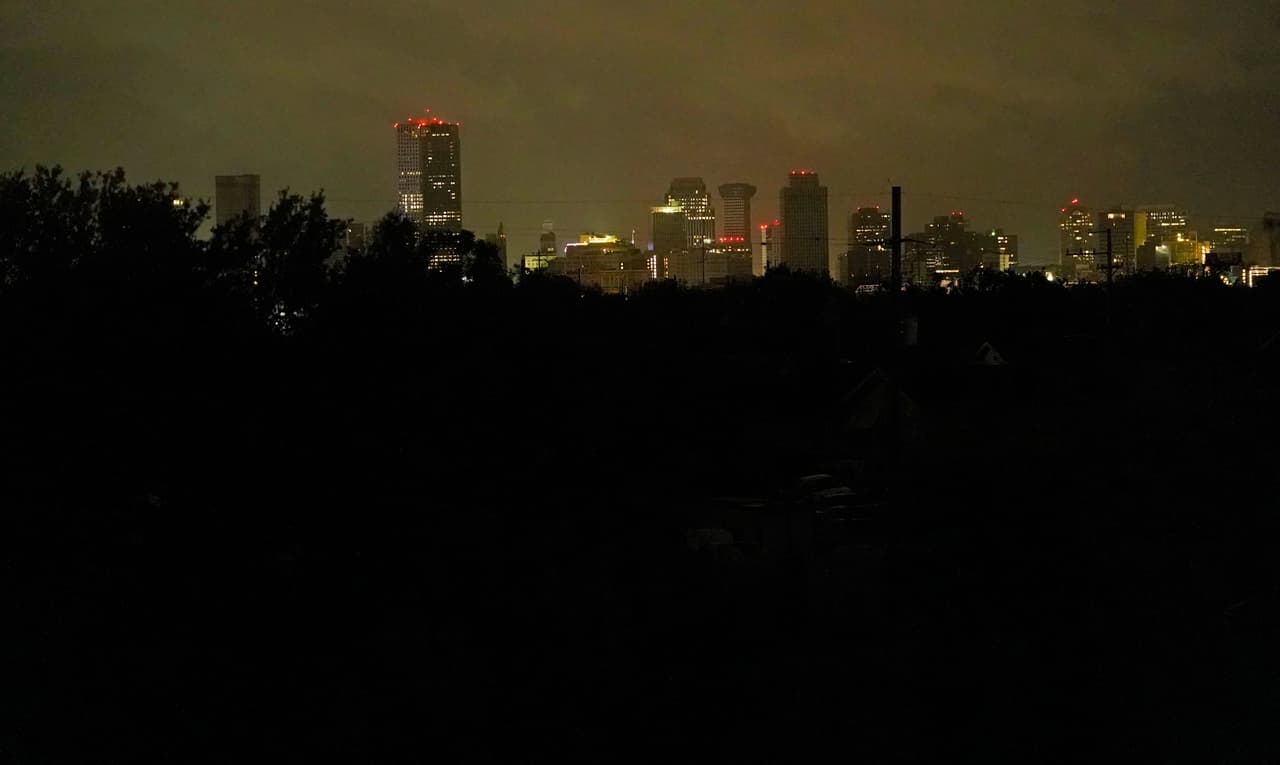 Nueva Orleans parcialmente a oscuras antes del amanecer del lunes. Esta ciudad fue la más afectada por los cortes de energía que causó Ida. La empresa eléctrica Entergy Louisiana señaló que el sistema afectó a sus ocho líneas de transmisión en esa ciudad.