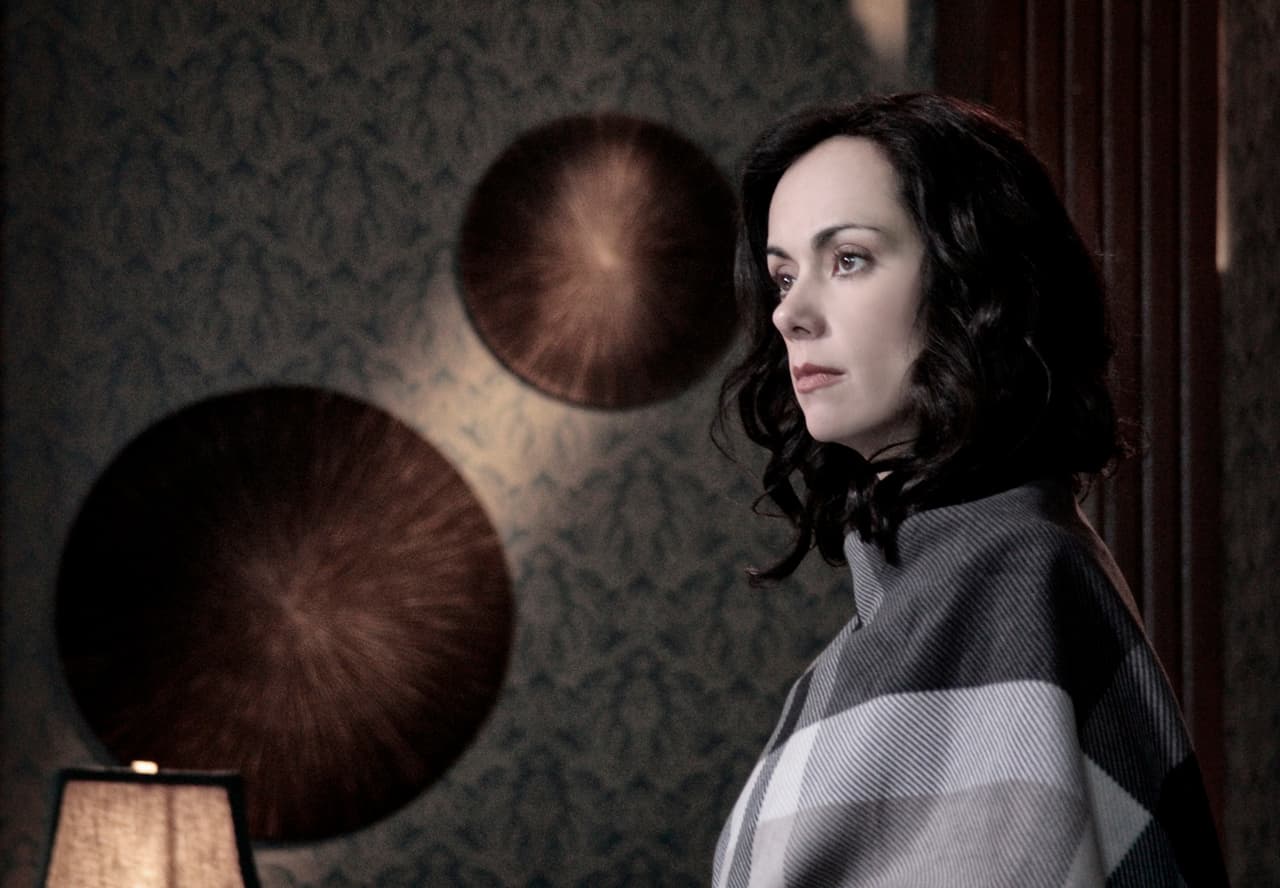 Su personaje como "Sara Madrigal" es una mujer inteligente que es manipulada por su padre para darle una vida llena de lujos.