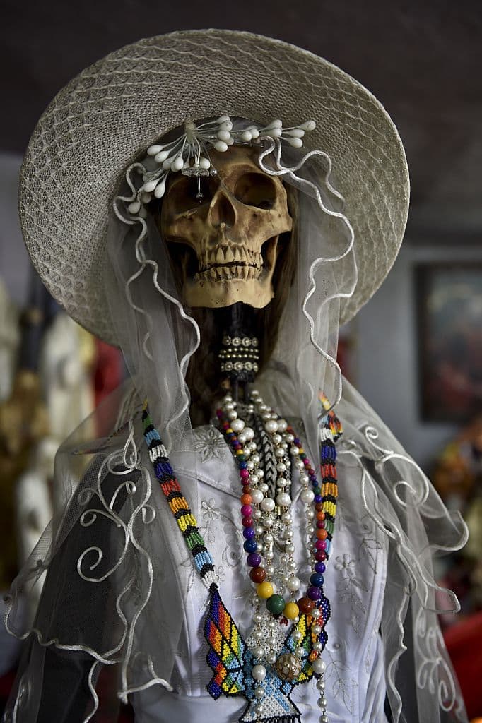 También la figura de la Santa Muerte puede variar de color. Si una es roja, es para mejorar nuestra situación amorosa. Si se busca justicia, entonces será de color verde. Si es color dorada, es para mejorar nuestra condición económica o que nuestro negocio prospere. Cada color tien un significado propio y exclusivo.