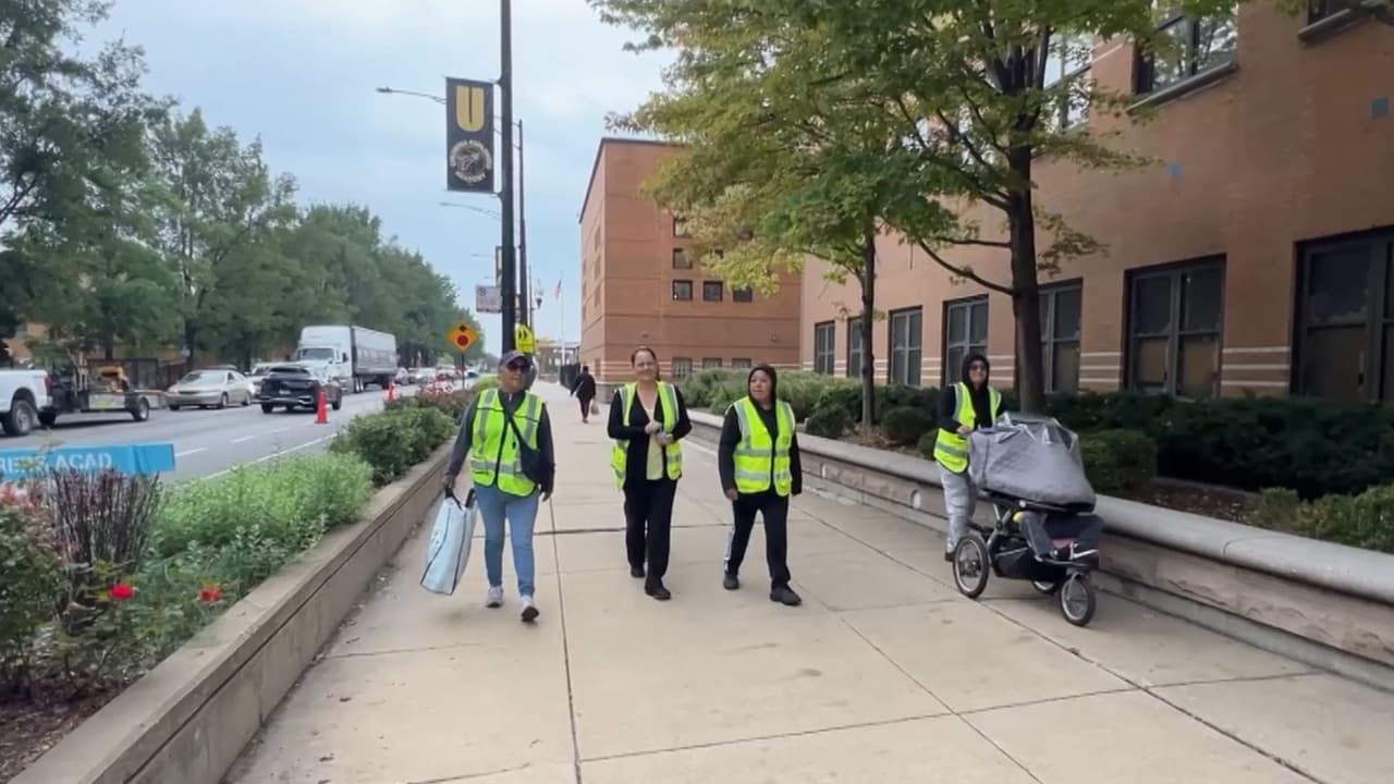 Un grupo de voluntarios se han ofrecido a acompañar a los niños a la escuela, y asegurarse que estén resguardados en su camino a clases. Esta iniciativa nació luego que algunos padres confesaran que tenían miedo de salir a llevar a sus hijos a clases, debido a las redadas migratorias.