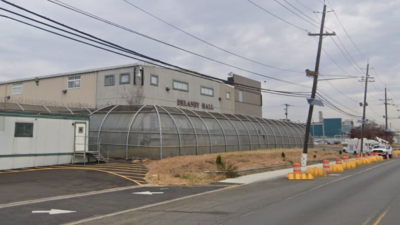 ICE anunció que reabrirá Delaney Hall, en Newark, Nueva Jersey, el cual es el 
<b>primer centro de detención en el país tras el regreso de Donald Trump a la Casa Blanca</b>. 
<br>
<br>Según la agencia federal, 
<b>Delaney tiene capacidad para 1,000 camas y estará cerca del aeropuerto</b>, pues esto ayuda a agilizar “la logística” y facilita “el procesamiento bajo nuestra custodia”.