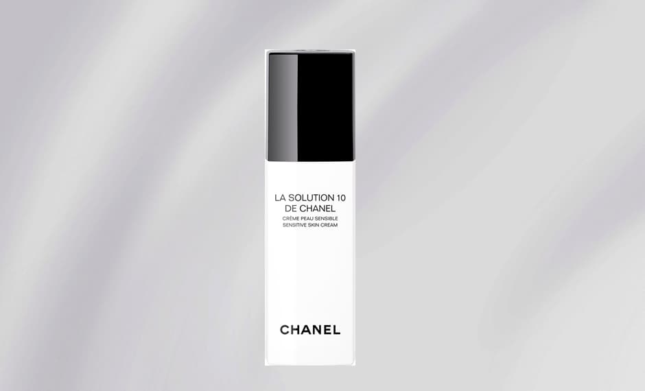 2. Para darle más hidratación aplicó la crema 
<a href="http://www.chanel.com/es_LX/perfumes-belleza/tratamiento/p/por-categoria/cremas/la-solution-10-de-chanel-crema-pieles-sensibles-p141030.html?sku=0141030">La Solution 10 </a>de Chanel. Su suave textura es ideal para pieles sensibles y contiene 10 ingredientes que cuidan y protegen de los radicales libres. Además la mantiene humectada durante todo el día. Usa la crema humectante que más te guste.
<br>