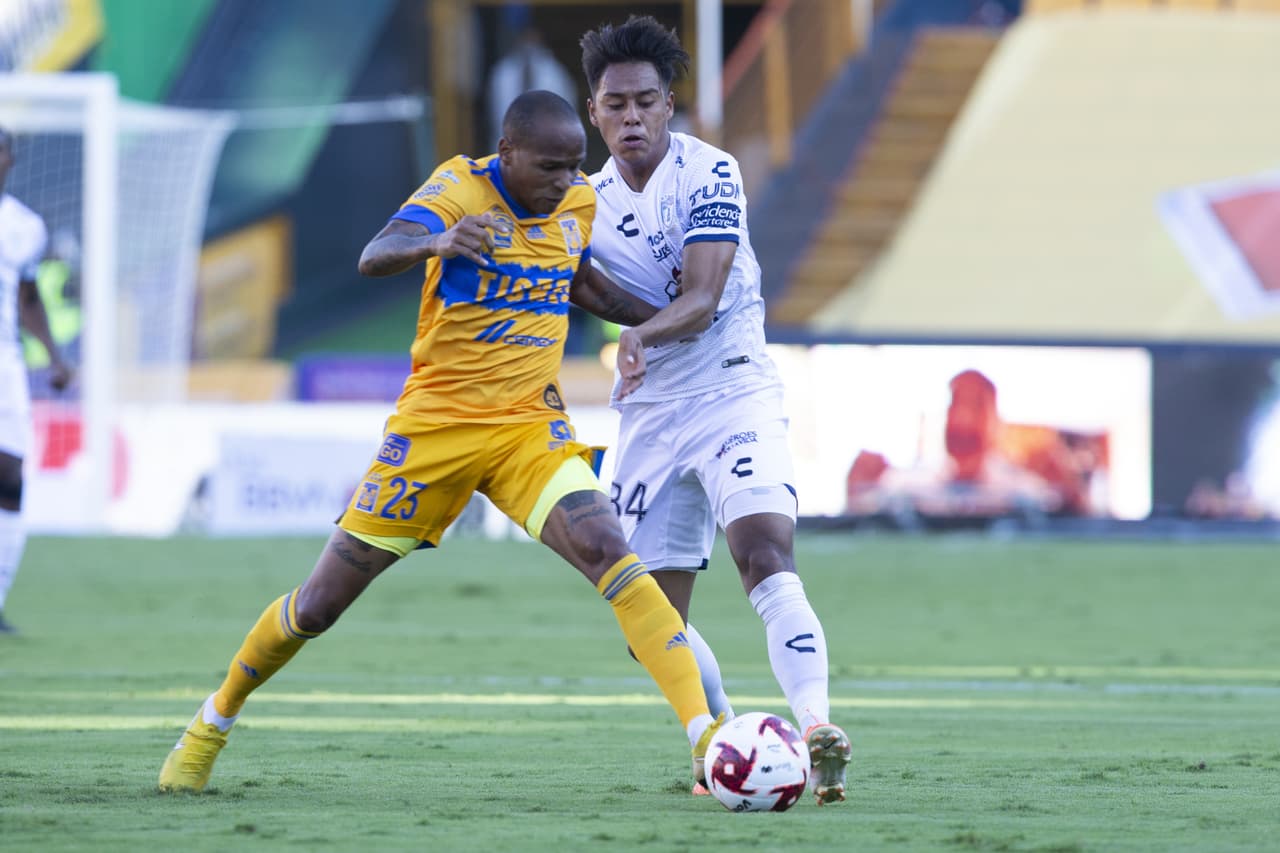 Hacia la primera media hora de juego, Tigres era más dominante que Pachuca, aunque los tiros no conseguían hacer daño.